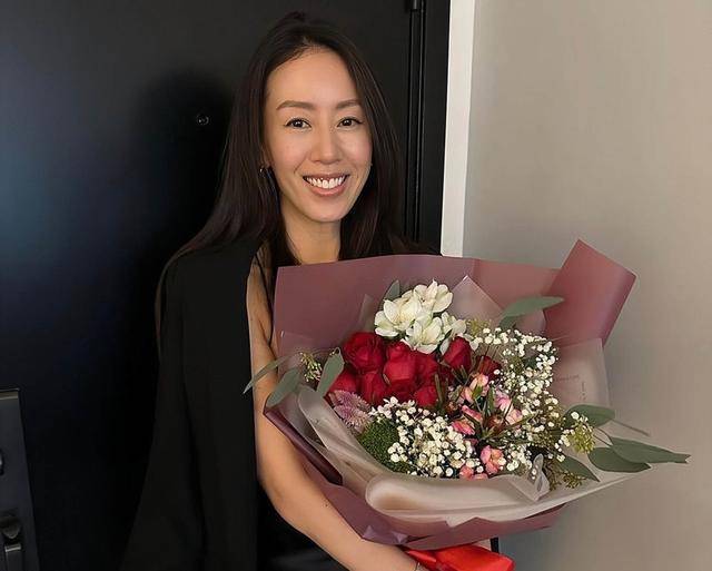 香港知名女星雪地秀丰满身材，再婚嫁小8岁帅哥，生俩娃婚姻幸福 