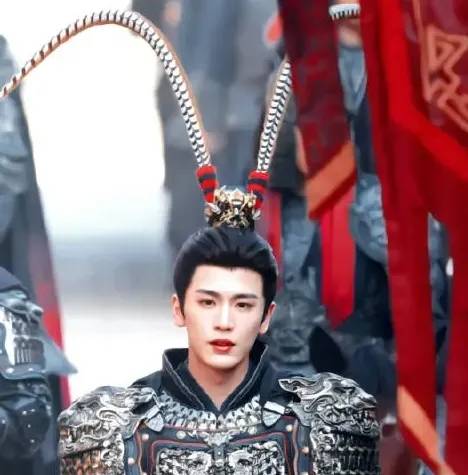 批评“粉底液将军”张凌赫！难道不该骂“高跟鞋女战士”？ 